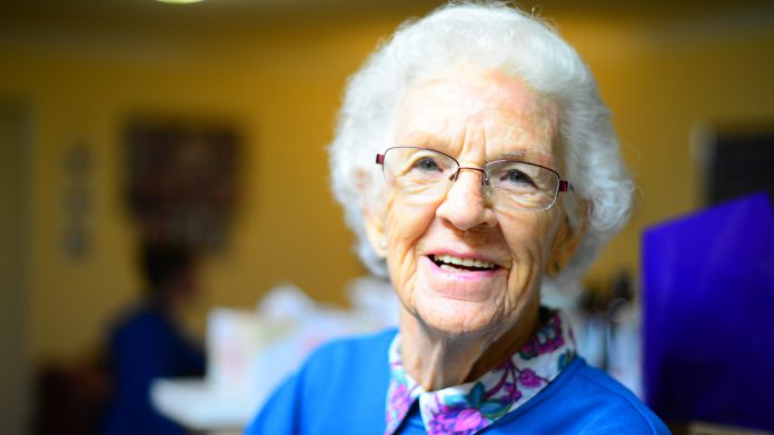 femme âgée souriante
