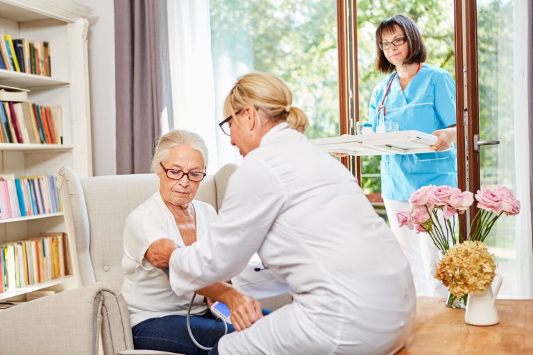 Comment choisir le logement senior idéal : conseils pratiques et critères essentiels !